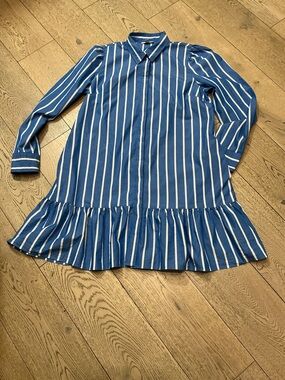 Woman’s Macy’s On 34th blue/white striped dress. Large. 100% cotton. Pockets.